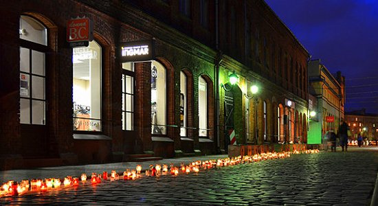 Foto: Liepājā Aivara Brīzes piemiņai iedegts 'ugunsceļš'