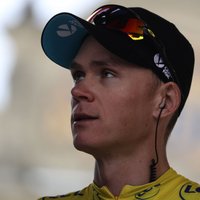 Frūms uztriecas motociklam un zaudē 'Tour de France' kopvērtējuma līdera godu