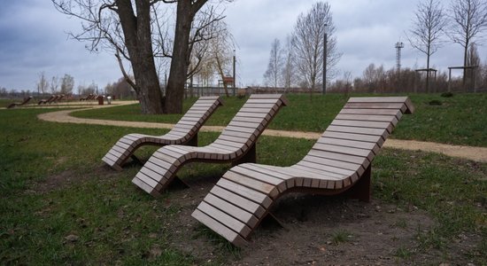 Foto: Volejbols, rotaļas, brīvkrāns – Skanstē izbūvēts jauns parks