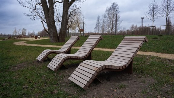 Foto: Volejbols, rotaļas, brīvkrāns – Skanstē izbūvēts jauns parks