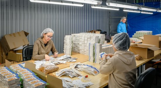 Foto: Ekskursija fabrikā, kas Latvijā vienīgā ražo medicīniskos plāksterus