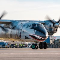 Foto: Rīgā nolaižas Holivudas grāvēja 'Neiznīcināmie 3' haizivs lidmašīna