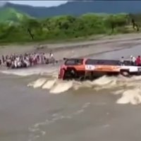 Peru plūdi aiznes autobusu