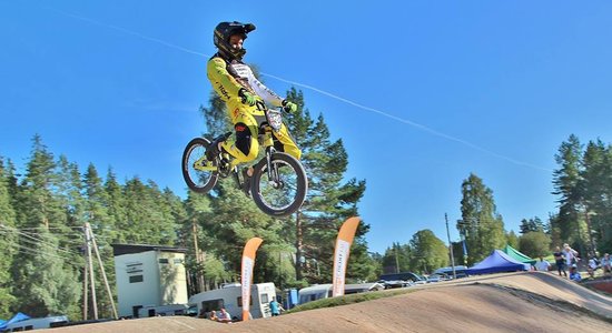 Strazdiņam un Glāzeram otrās uzvaras Eiropas kausā BMX; latviešiem vēl desmit godalgas