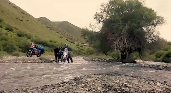 'Ātruma cilts': Latvieši ar motocikliem pieveic Vidusāzijas bīstamākos maršrutus