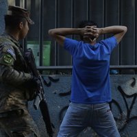 'Dzelzs dūre': kā Salvadora cenšas iznīcināt 'gangsteru paradīzi'