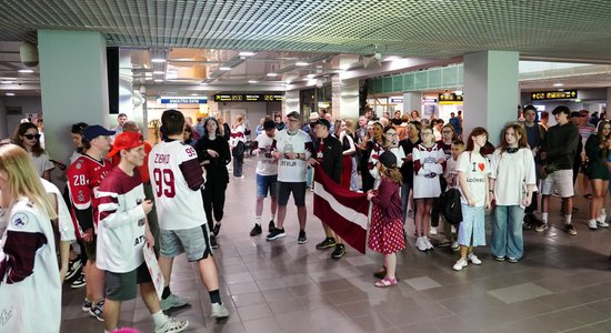 ФОТО. Сборную Латвии по хоккею в аэропорту Риги встречали десятки человек