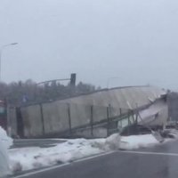 Video: Uz Rīgas apvedceļa avarējis smagais auto