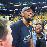 NBA superzvaigzne Durants stāsta, kāpēc viņam patīk skatīties Porziņģa spēles