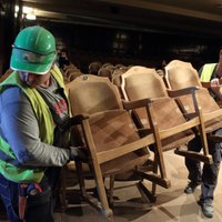Foto: Ar simbolisku skatītāju krēslu demontāžu JRT uzsāk pārcelšanos