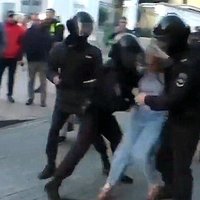 Krievijā izmeklē nofilmēto policista sitienu pa protestētājas vēderu