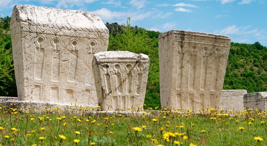 Noslēpumainās un mītiem apvītās kapu pieminekļu pļavas Bosnijā un Hercegovinā