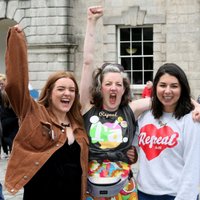 Foto: Desmitiem cilvēku Īrijā gavilē par abortu legalizāciju