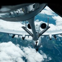 Foto: Kā KC-135 virs Latvijas uzpildīja degvielu 'lidojošajām šautenēm' A-10 'Warthog'