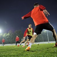 Fotoreportāža: Latvijas futbolisti gatavojas otrajam principiālajam mačam pret Lietuvu