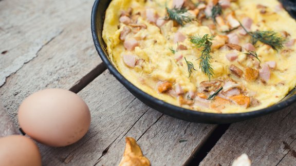 gailenes, olas, gaileņu omlete pannā