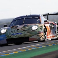'Porsche' modeļi pārtop spilgtos mākslas darbos