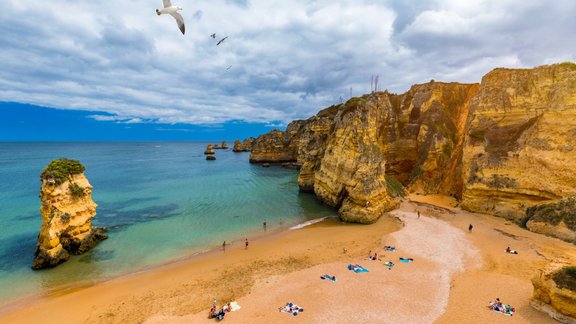 Praia da Dona Ana pludmale Portugāle