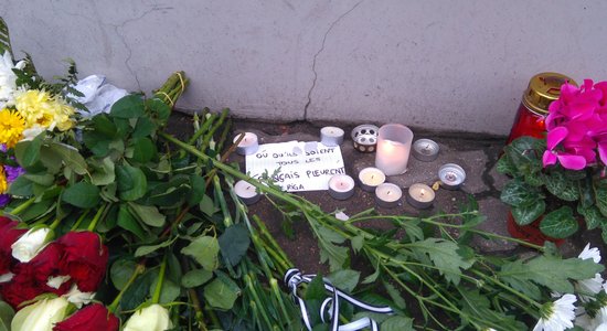 К посольству Франции в Риге несут свечи и цветы