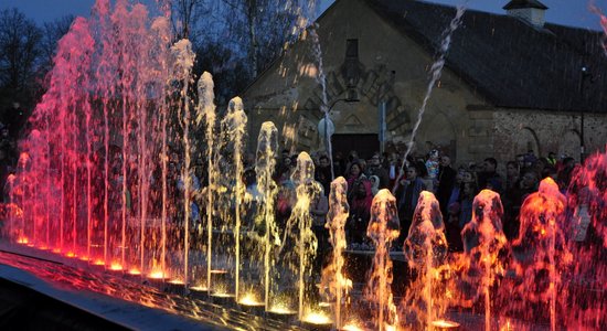 Foto: Ar strūklaku šovu un septiņām jaunām izstādēm nosvinēta Rotko centra jubileja