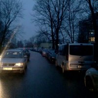 Stīvēšanās šaurā Rīgas ielā: Ietiepīga šofera dēļ pārējiem jābrauc pa zālāju