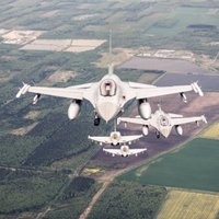 NATO iznīcinātāji no Šauļiem pavada Krievijas militāro lidmašīnu