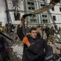 Foto: Umaņā Krievijas triecienā sagrauta dzīvojamā ēka; vismaz 23 bojāgājušie