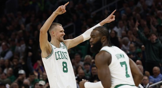 Porziņģis dominē un nodrošina 'Celtics' triumfu NBA regulārajā čempionātā