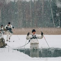 ФОТО: Латвийские солдаты учат американцев спасать провалившихся под лед