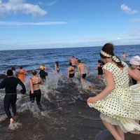 ФОТО, ВИДЕО: Экстрим по-латвийски собрал на пляже в Лиласте сотни людей