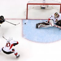 Pitsburgas 'Penguins' iespaidīgi sagrauj 'Senators' Stenlija kausa spēlē