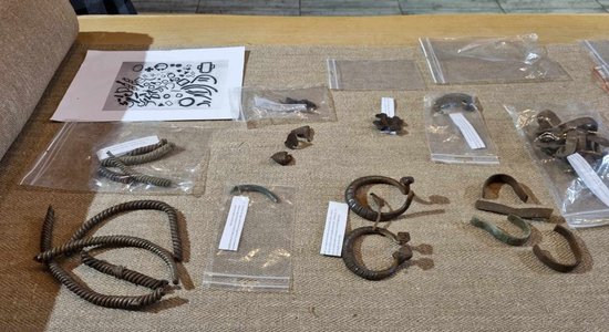 Anonīms ziedotājs pie Aizputes muzeja durvīm atstājis vērtīgas senlietas