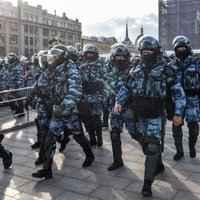 Против девушки, которую полицейский ударил в живот на акции в Москве, открыто дело