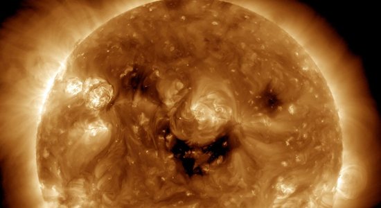 НАСА сделало снимок "улыбающегося" Солнца
