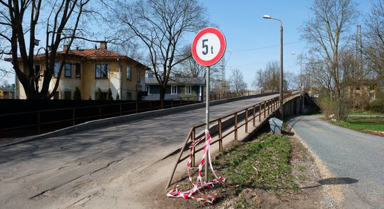 Mēneša laikā slēgs satiksmi uz dzelzceļa pārvada Altonavas ielā