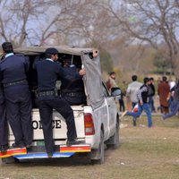 Foto: Islāmābādā policija tvarsta nelegālos pūķu laidējus