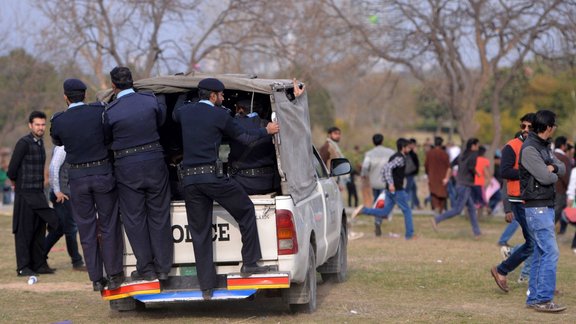 Foto: Islāmābādā policija tvarsta nelegālos pūķu laidējus