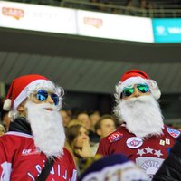 Foto: Rīgas 'Dinamo' nespēj iepriecināt Ziemassvētku vecīšus 'Arēnas Rīga' tribīnēs