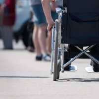 No valsts piešķirti invalīdu ratiņi uzliek milzīgu atbildību, uztraucas lasītājs