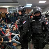 Video: Opozīcijas aktīvisti Belgradā ielaužas TV ēkā; Vučičs sola aizsargāt likumu un kārtību