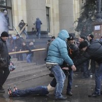 Demonstrantu uzbrukumā Harkovas apgabala administrācijai desmitiem cietušo