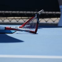 ВИДЕО: ракетка прилетела в судью, теннисиста дисквалифицировали