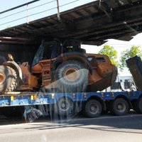 ФОТО: Ошибочка вышла - трактор не пролез под мостом (дополнено)