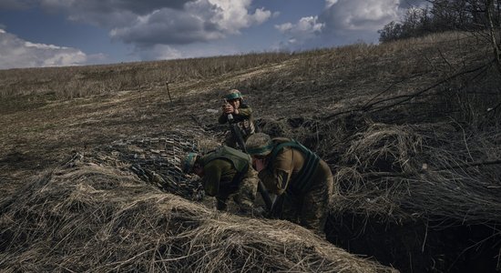 Pentagons pārvērtējis Ukrainai paredzētās munīcijas vērtību, vēsta aģentūra