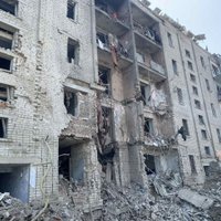 Krievu raķete Mikolajivas apgabalā trāpījusi daudzdzīvokļu namam