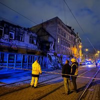 Pētersalas ielā neapsaimniekotai ēkai sagāzusies ārsiena; tramvaja kustība atjaunota (plkst.23:09)