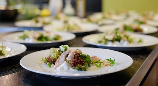 Pētersīļu pesto un dateļu jogurts salātiem no Artūra Taškāna