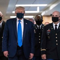 Фото дня: Трамп впервые надел маску на публике