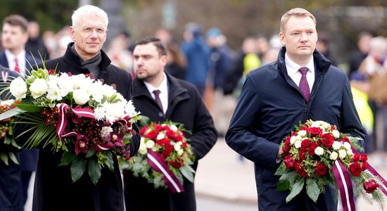 Foto: Amatpersonas noliek ziedus pie Brīvības pieminekļa