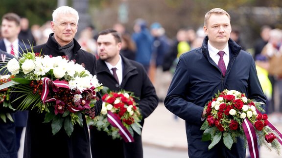 Saeimas deputāti noliek ziedus pie Brīvības pieminekļa - 5